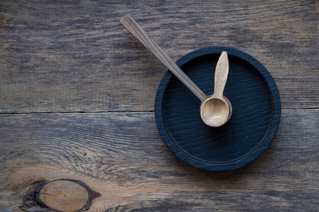 Vue de dessus cuillères et assiettes en bois sur table