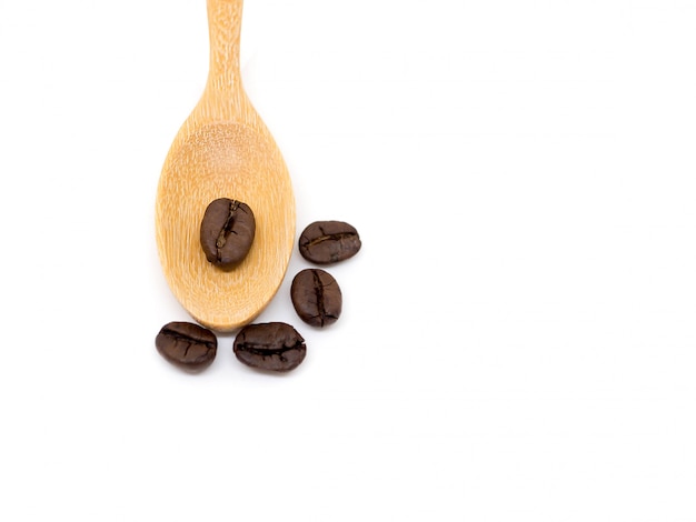 Vue de dessus de cuillères en bois avec des grains de café