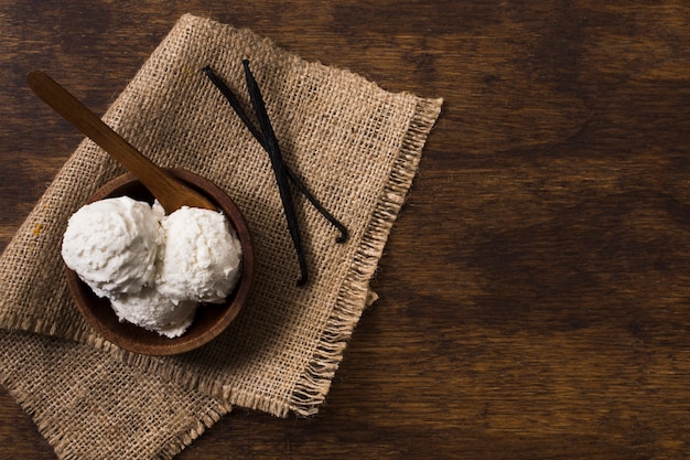 Photo vue de dessus des cuillères à crème glacée maison