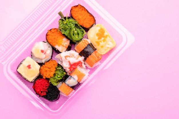 Vue de dessus de la cuisine japonaise (sushi) dans une boîte en plastique transparent