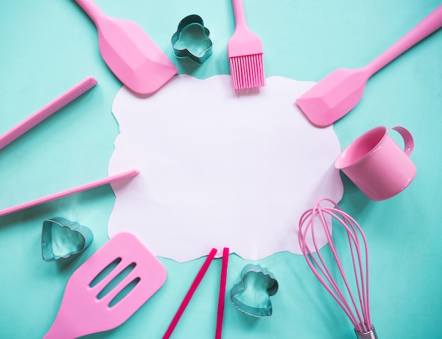 Vue de dessus de la cuisine, des ustensiles de boulangerie, des outils.