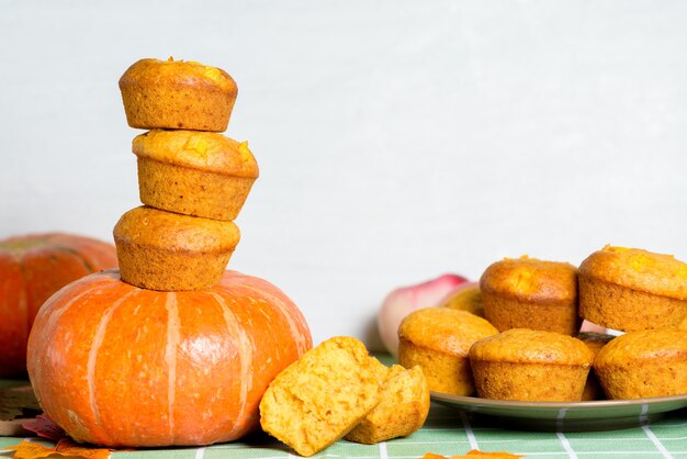 vue de dessus de cupcakes à la citrouille dautomne