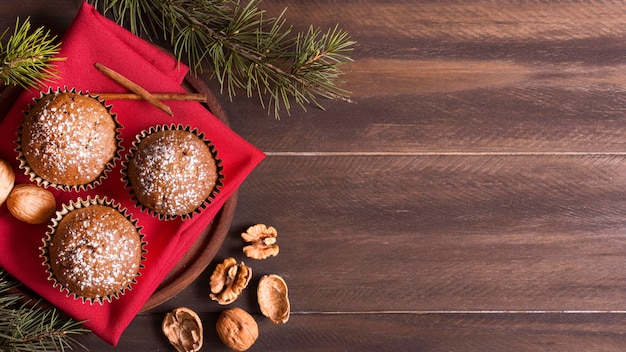 Photo vue de dessus des cupcakes de noël aux noix et espace copie