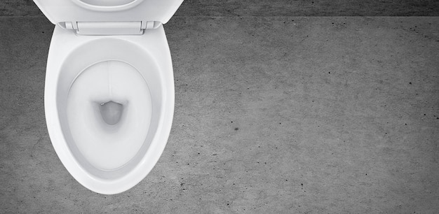 Photo vue de dessus de la cuvette des toilettes dans la salle de bain sur fond de ciment