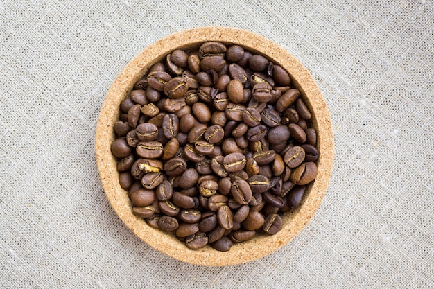 Une vue de dessus dans un petit bol avec des grains de café