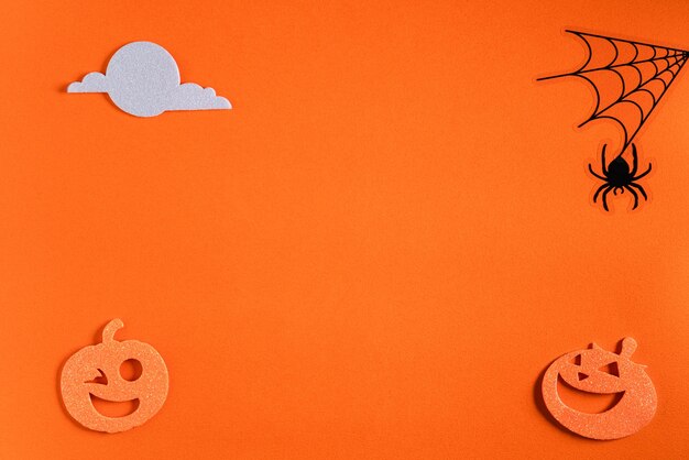 Vue de dessus de la décoration conceptuelle Halloween créative sur fond de table en papier orange.