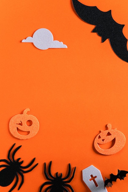 Vue de dessus de la décoration conceptuelle Halloween créative sur fond de table en papier orange.