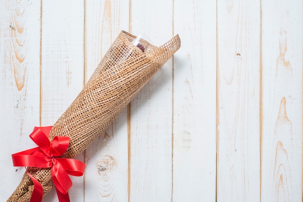 Vue de dessus de la décoration de mariage sur fond de bois blanc