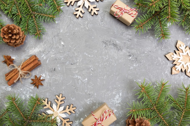 Vue de dessus de la décoration de Noël avec sapin et coffret cadeau sur une table en bois