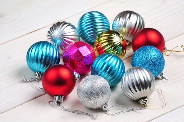 Vue de dessus des décorations de globes colorés pour Noël