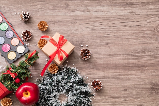 Vue de dessus des décorations de Noël et d&#39;automne sur le bureau en bois