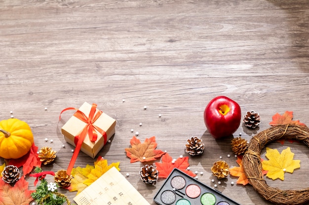 Vue de dessus des décorations de Noël et d&#39;automne sur le bureau en bois