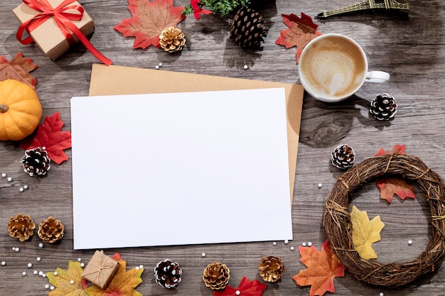 Vue de dessus des décorations de Noël et d&#39;automne sur le bureau en bois