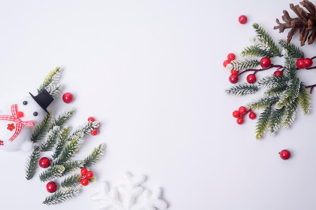 Vue de dessus des décorations de Noël à plat sur fond blanc