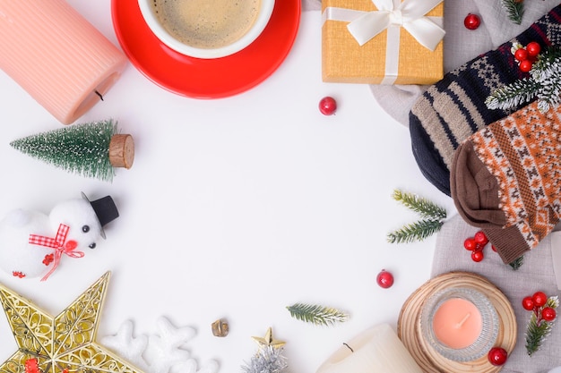 Vue de dessus des décorations de Noël à plat sur fond blanc