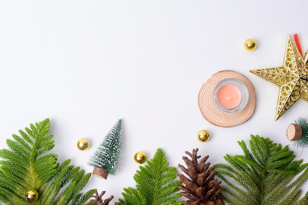 Vue de dessus des décorations de Noël à plat sur fond blanc