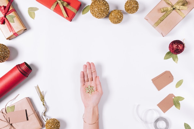 Vue de dessus des décorations de Noël sur une table blanche