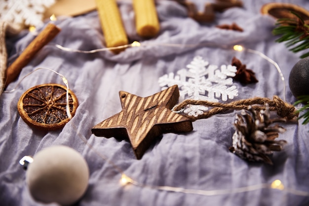 Vue de dessus des décorations de Noël sur la table