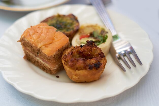 Vue de dessus d'une délicieuse assiette de nourriture sur une table pendant le déjeuner ou le dîner à la maison Repas gastronomique sain et frais préparé dans un restaurant Des collations légères servies sur une assiette lors d'un événement ou d'une fête sur un comptoir