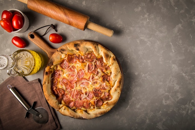 Vue de dessus de délicieuse pizza rustique