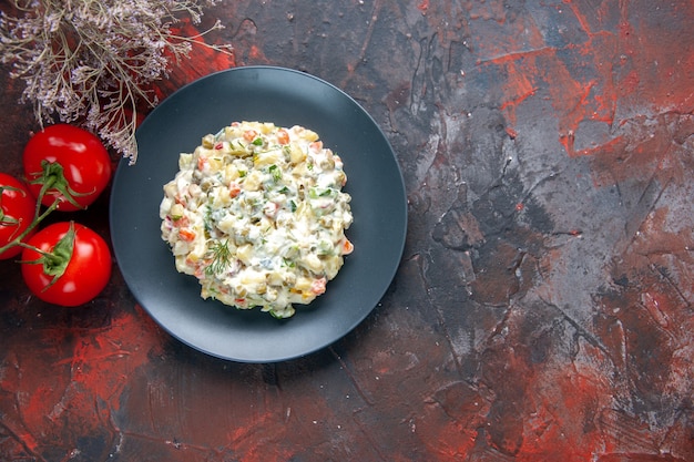 vue de dessus délicieuse salade de cuisine avec mayonnaise et tomates rouges sur une surface sombre