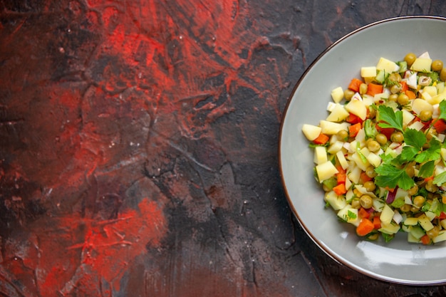 vue de dessus délicieuse salade de haricots à l'intérieur de la plaque sur une surface sombre nourriture saine repas pain dîner plat collation régime