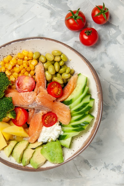 vue de dessus délicieuse salade de poisson avec tomates concombres haricots et fromage sur fond blanc repas nourriture salade santé régime viande couleur