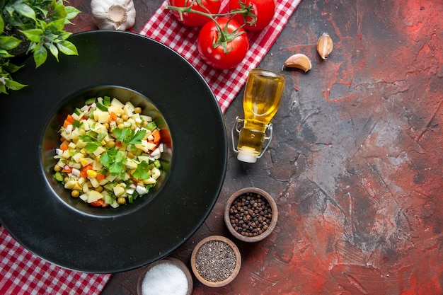 vue de dessus délicieuse salade de pommes de terre aux tomates sur une surface sombre plat santé couleur régime alimentaire dîner déjeuner repas