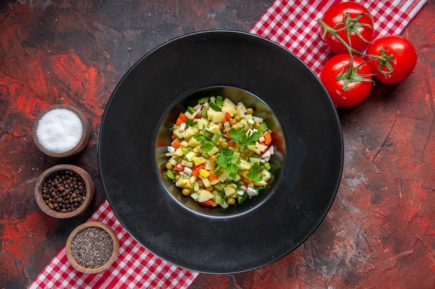 vue de dessus délicieuse salade de pommes de terre à l'intérieur de la plaque sur une surface sombre plat couleur santé régime alimentaire dîner déjeuner repas