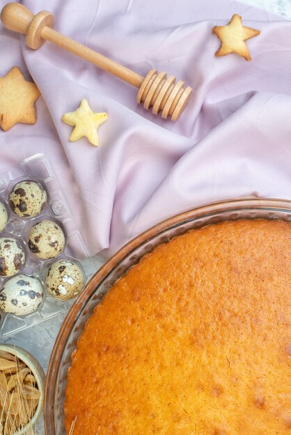 vue de dessus délicieuse tarte au four avec des œufs et de la farine sur fond blanc pâte à sucre tartes gâteau dessert biscuit sucré