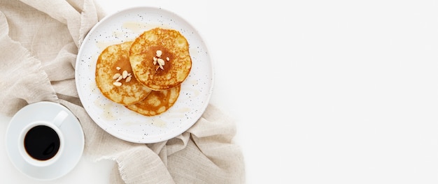 Vue de dessus de délicieuses crêpes et café