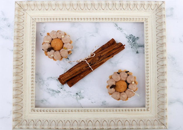 Vue de dessus de délicieuses tartes à la mousse au chocolat crémeuse et à la cannelle à l'intérieur d'un cadre