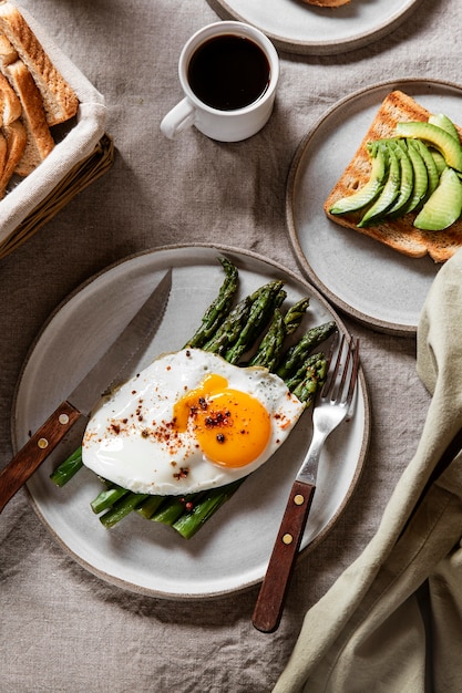 Vue de dessus délicieux assortiment de petit-déjeuner