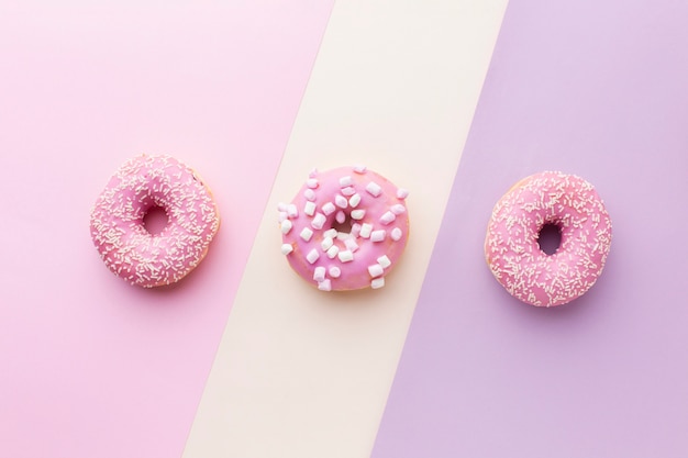 Vue de dessus de délicieux beignets glacés roses