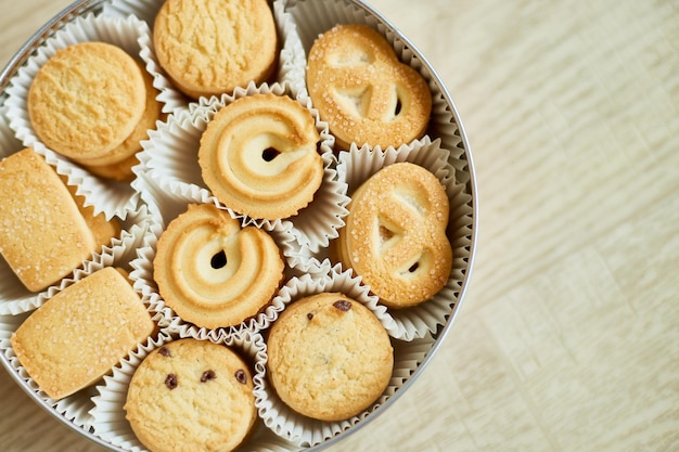 Vue de dessus de délicieux biscuits au beurre danois dans une boîte en fer blanc