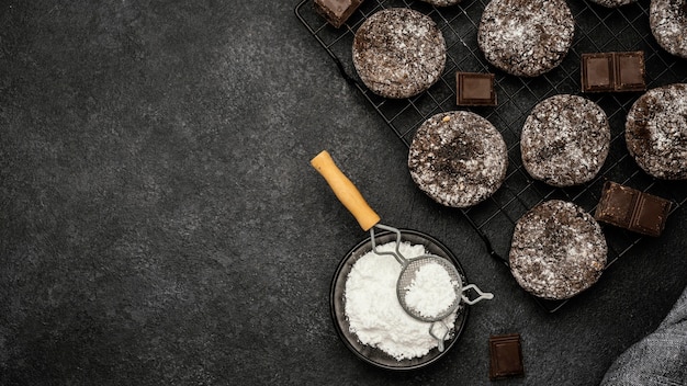 Vue de dessus de délicieux biscuits au chocolat avec du sucre en poudre et de l'espace de copie