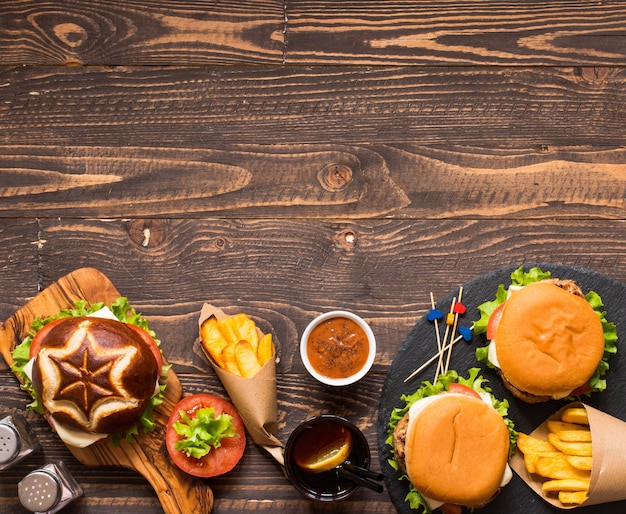 Vue de dessus d'un délicieux hamburger, avec des légumes, sur une surface en bois.