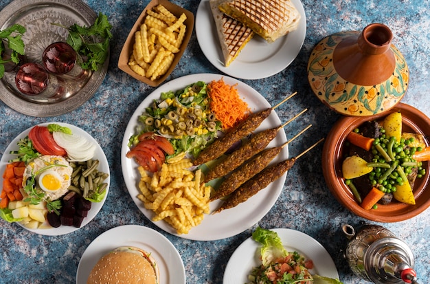 Vue de dessus de délicieux plats de la cuisine marocaine