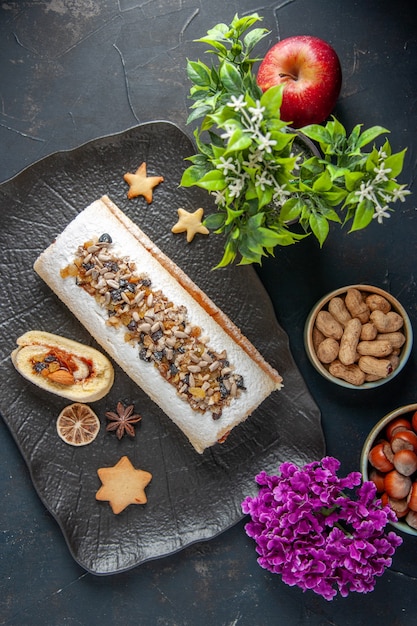 vue de dessus délicieux rouleau de biscuits aux noix. tarte biscuit gâteau dessert thé pâte à sucre sucré fruit fleur