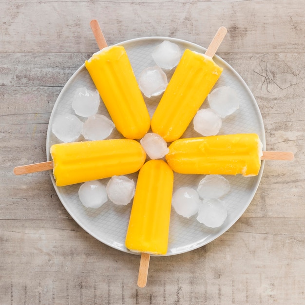 Photo vue de dessus de délicieux sucettes glacées avec de la glace