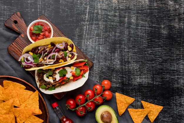 Photo vue de dessus de délicieux tacos aux légumes et à la viande