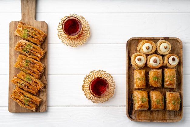 Vue de dessus des desserts turcs sur fond de bois