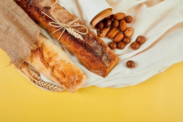 Vue de dessus de deux baguettes et noix sur une surface textile