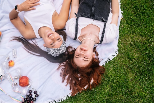 Vue de dessus deux jeunes femmes allongées dans le parc