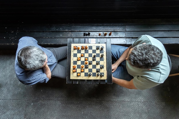 Vue de dessus de deux personnes jouant aux échecs