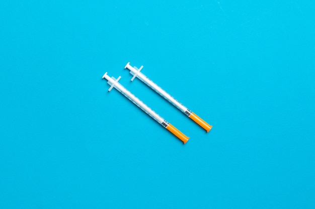 Vue de dessus de deux seringues à insuline colorées