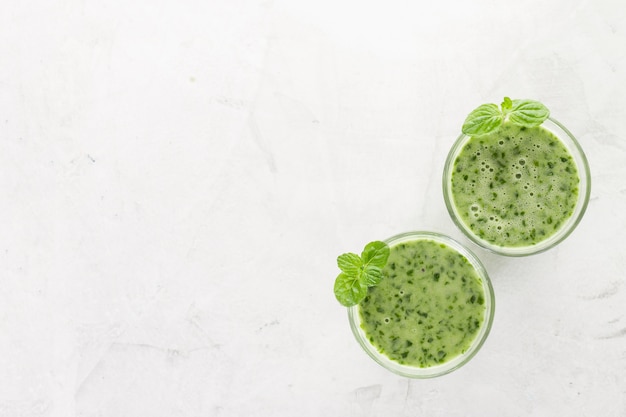 Vue de dessus de deux smoothies verts