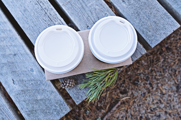 Vue de dessus de deux tasses de café pour aller