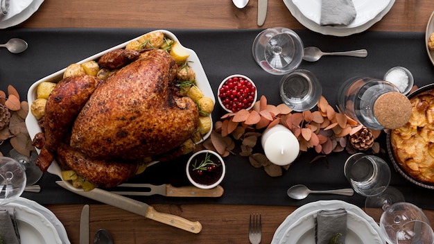 Photo vue de dessus de la dinde préparée pour le jour de thanksgiving