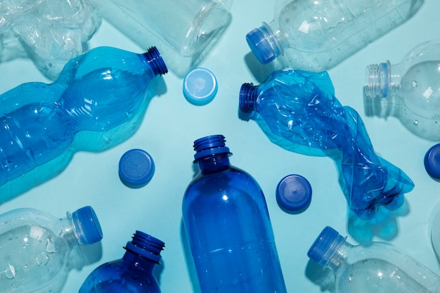 Photo vue de dessus de la disposition des bouteilles en plastique